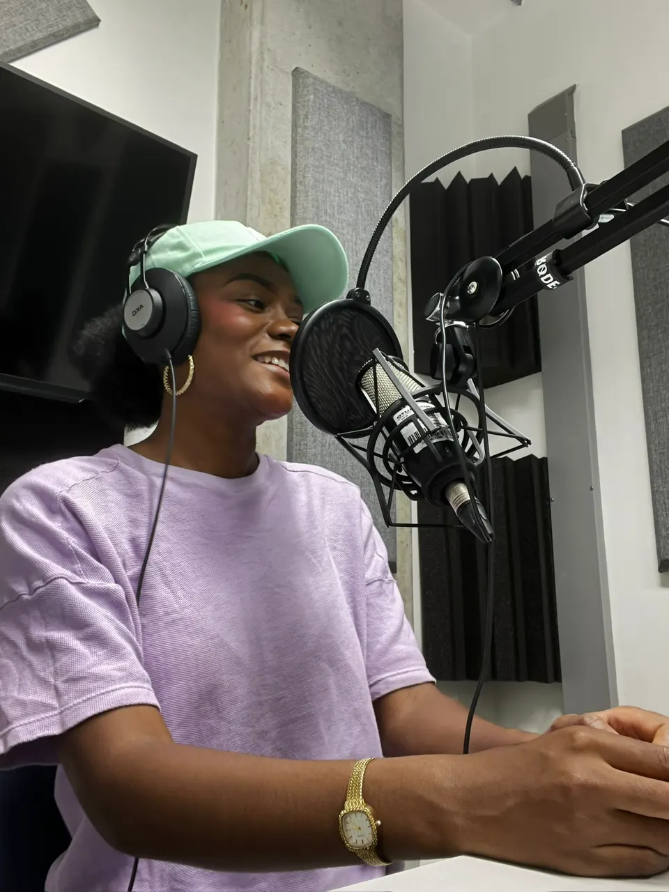 Luisa Zea hablando en un estudio de podcast
