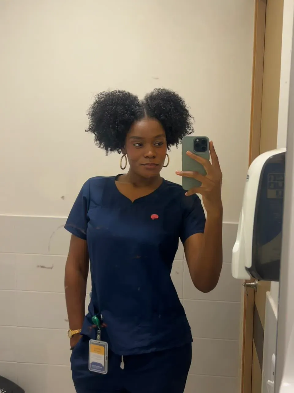 Luisa Zea, psicóloga, con uniforme clínico azul