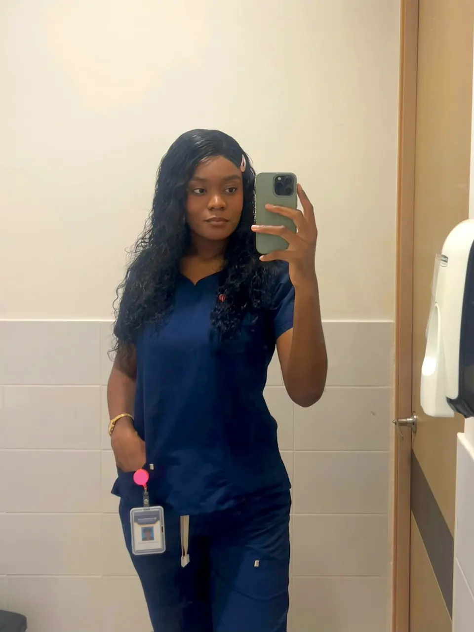 Luisa Zea en su lugar de trabajo