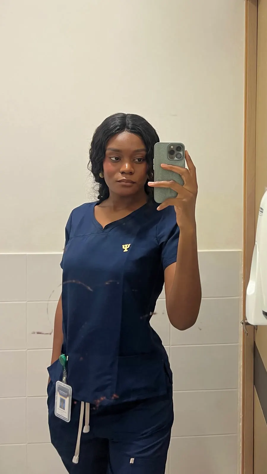 Luisa Zea con uniforme clínico