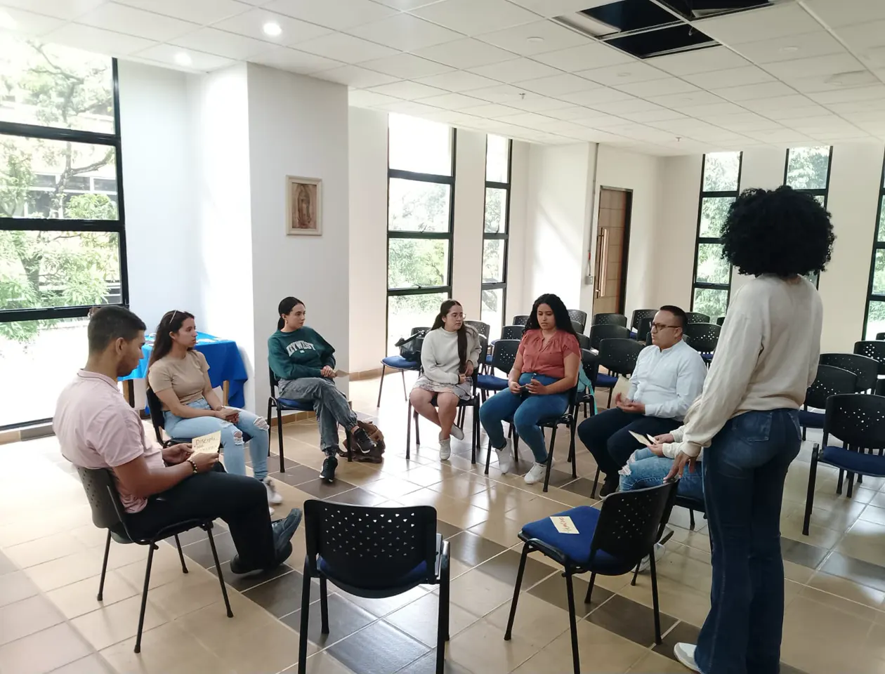 Taller grupal con participantes sentados en círculo